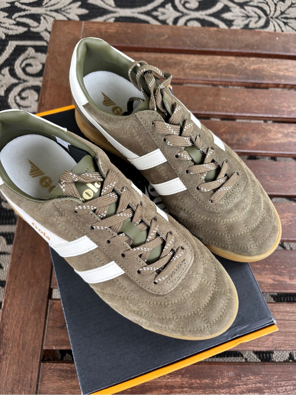 Gola women’s stadium suede. Khaki/Off White